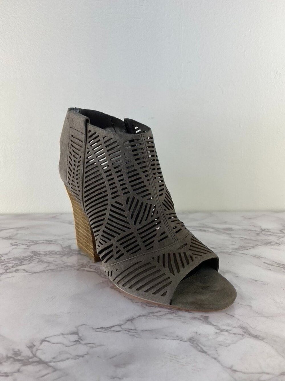 Vince Camuto Kimora Cutout Sandals Shady Grey True Suede SZ 7 M